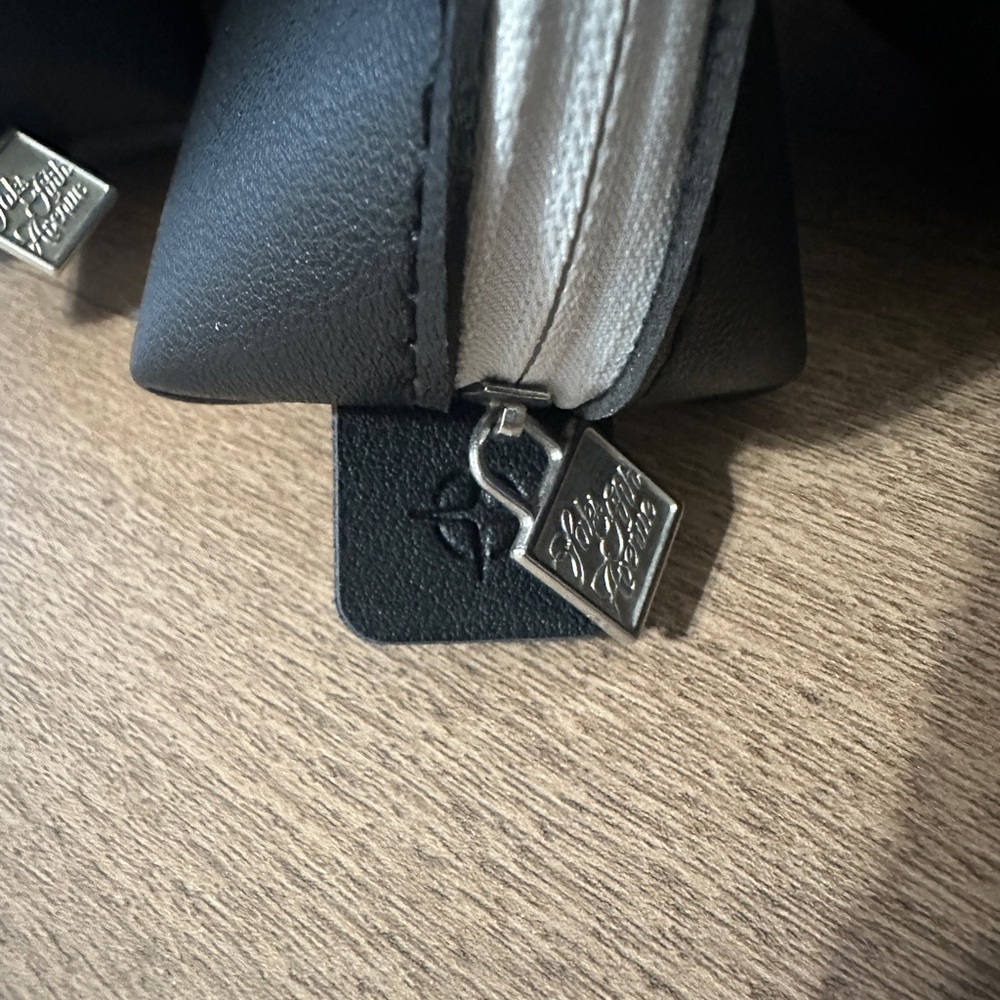 3 UNITED Airlines Travel Kit Pouch in Black with white Trim - Picture 5 of 5